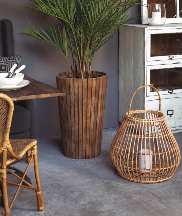 Portavelas de cristal, farolillos de ratán y maceteros de madera Brucs